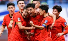 B体育体育视频-足球比赛惊险连连，双方你追我赶的简单介绍