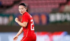 B体育体育中国官网-中国女足球员经历艰苦训练，终获双料大满贯冠军的简单介绍