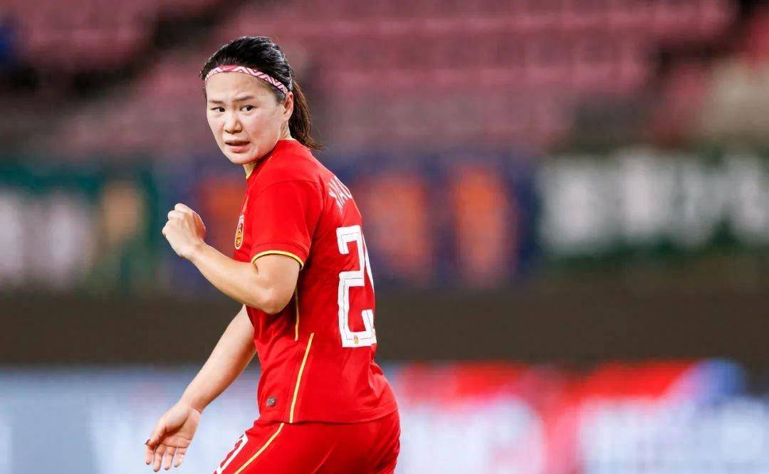 中国女足球员经历艰苦训练，终获双料大满贯冠军的简单介绍