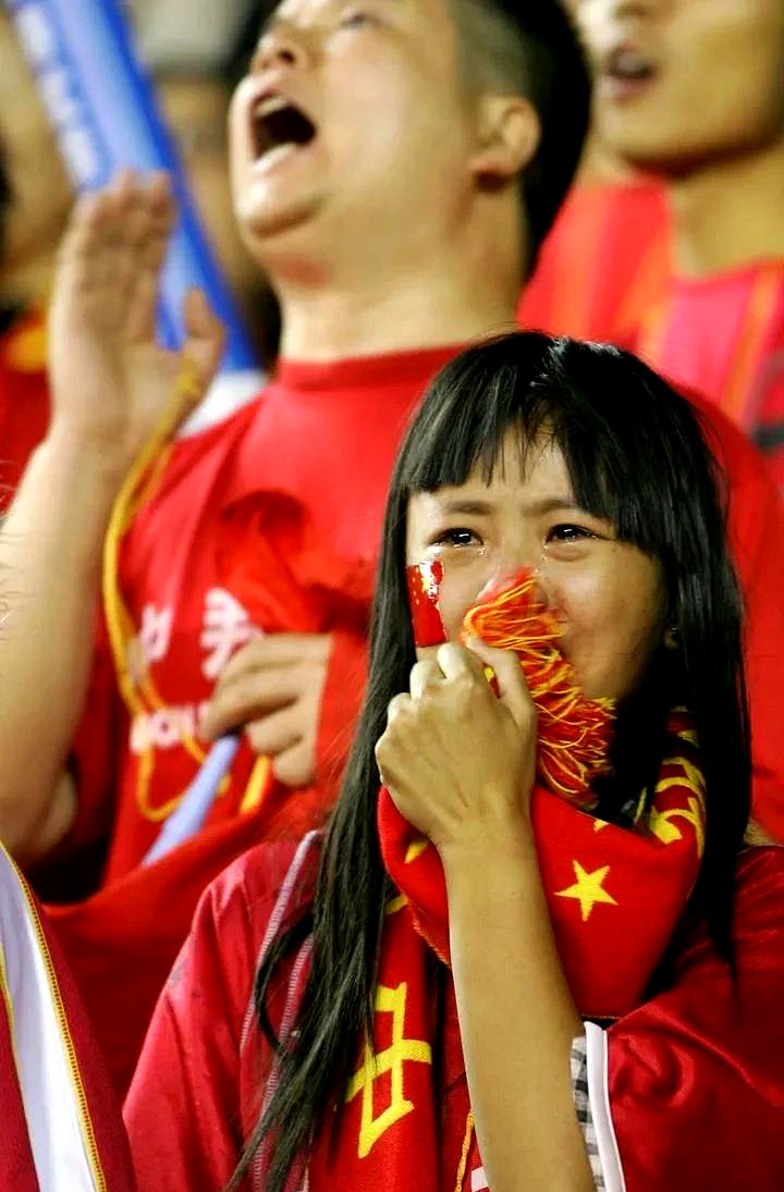 中国女足球员经历艰苦训练，终获双料大满贯冠军的简单介绍