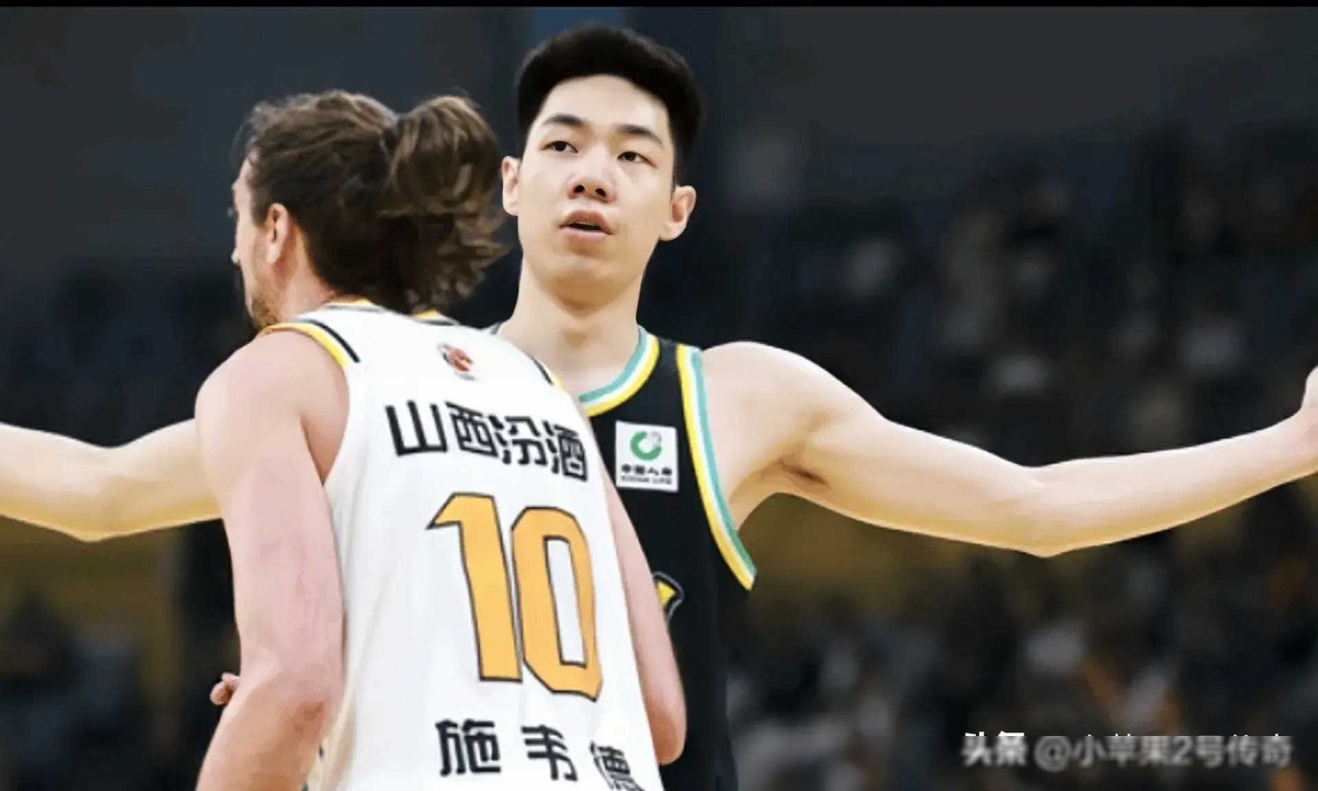 昆明男篮球员表现神勇，轻松取胜