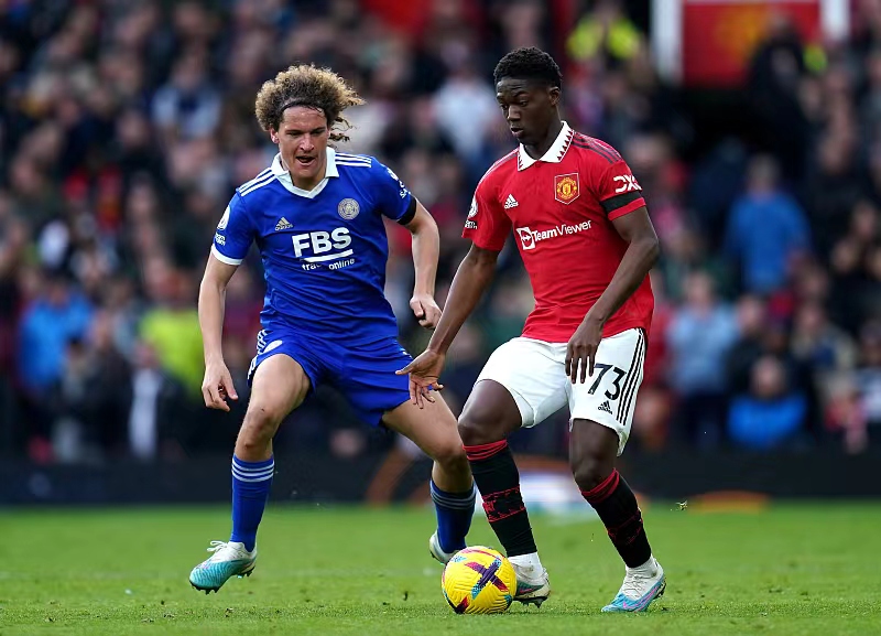 受伤球员紧急治疗,希望早日回归赛场的简单介绍 受伤球员紧急治疗,希望早日回归赛场的简单介绍