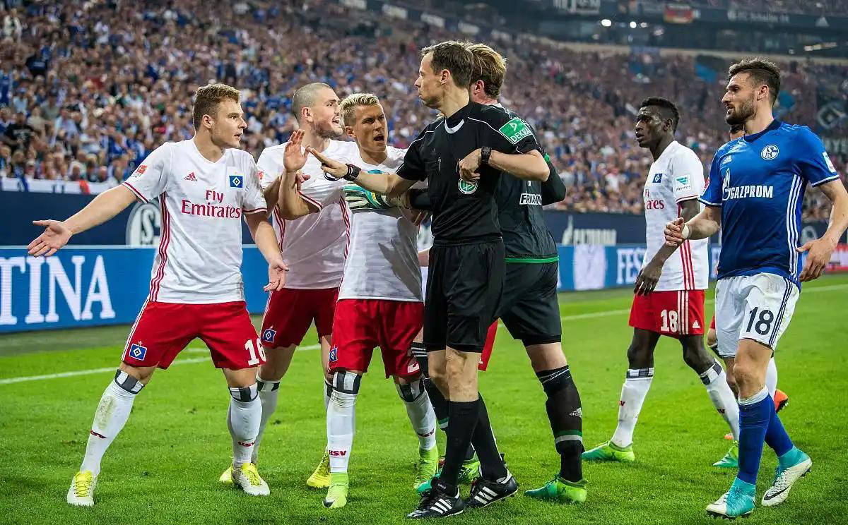 沙尔克队队员庆祝取得的连胜 沙尔克队队员庆祝取得的连胜