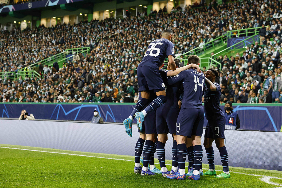 足球比赛中的激烈角逐成为焦点 足球比赛中的激烈角逐成为焦点