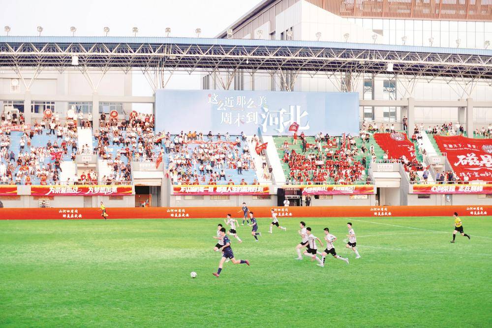 少年热血男女足球梦想前行的简单介绍 少年热血男女足球梦想前行的简单介绍