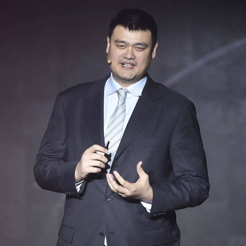 姚明现身慈善Gala晚宴