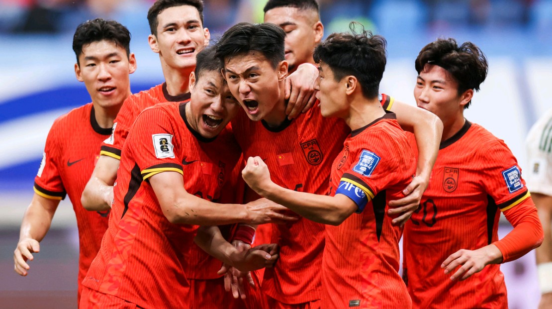 足球比赛惊险连连，双方你追我赶的简单介绍